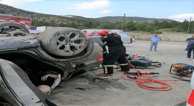 Bulgaristanlı aile Kütahyada trafik kazası yaptı: 1 ölü, 3 yaralı