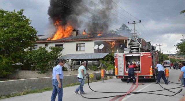 Burdurda evin çatısını saran alevler paniğe sebep oldu