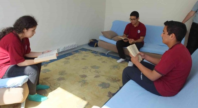 Burhaniye İHLde öğrenciler okula yüzlerce kitap kazandırdılar