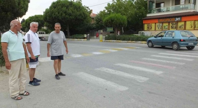 Burhaniyede şaka gibi yaya geçidi