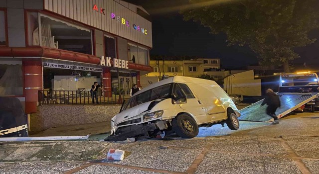 Bursada 5 aracın karıştığı zincirleme kazada 4 kişi yaralandı