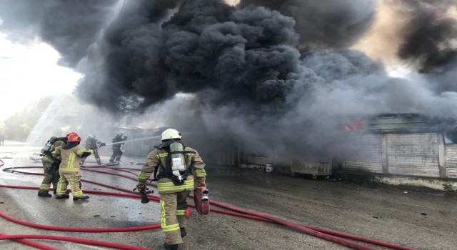Bursada boya fabrikası alev alev yandı