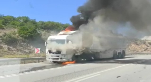 Bursada cam yüklü tır alev alev yandı