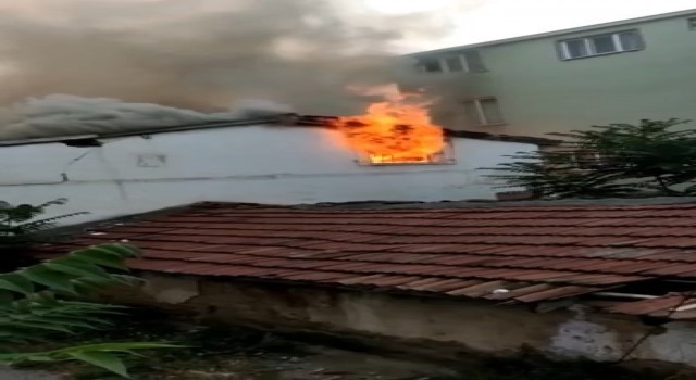Bursada iki katlı ev alev alev yandı