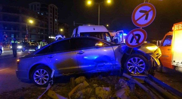 Bursada işçi servisi ile otomobil kafa kafaya çarpıştı: 6 yaralı
