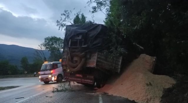 Bursada kamyon devrildi: 1 yaralı