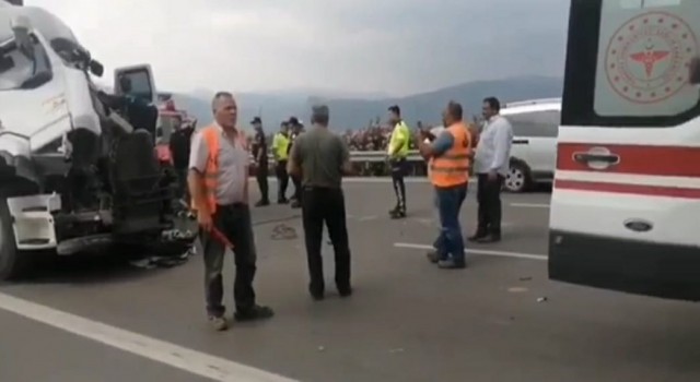 Bursada kamyona arkadan çarpan tırın sürücüsü araçta sıkıştı