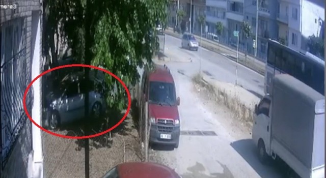 Bursada kontrolden çıkan otomobil bahçeye uçtu
