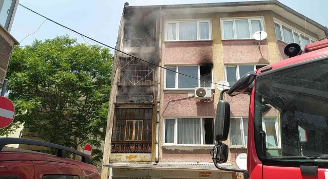 Bursada korkutan yangında mahsur kalanları kapıyı kırarak kurtardılar