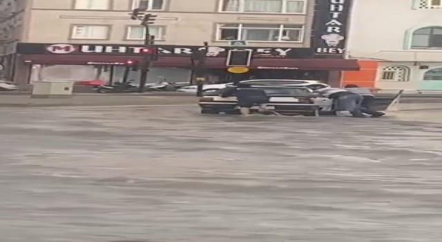 Bursada sağanak yağışta sürücülerin zor anları kameraya yansıdı