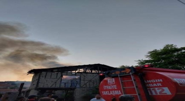 Bursada tarihi ev alev alev yandı