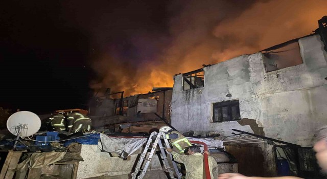 Bursada tekstil atölyesinde yangın çıktı: 2 ev kül oldu