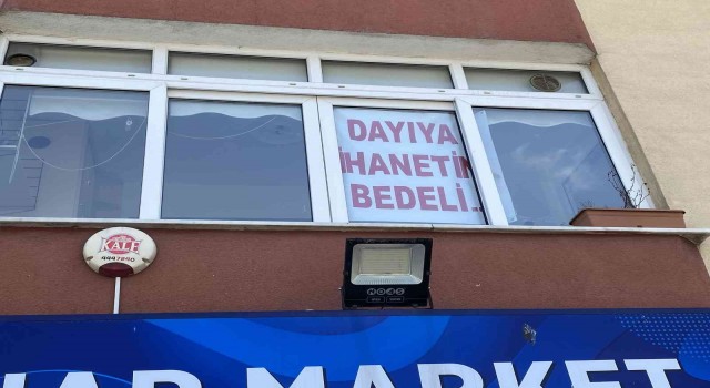 Büyükçekmecede evin camında şaşırtan pankart