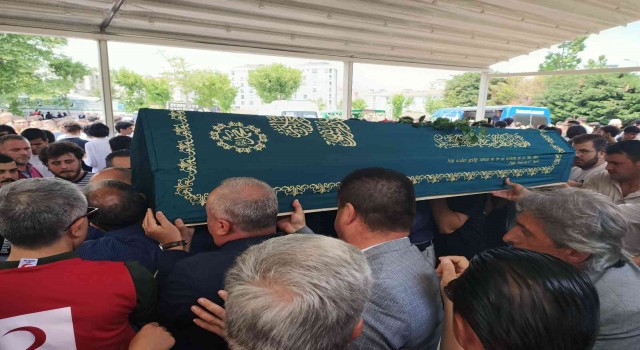 Büyükçekmecede kazada ölen 2 genç son yolcuğuna uğurlandı