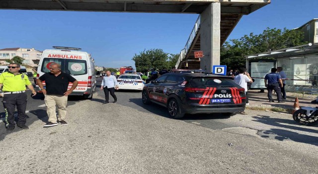 Büyükçekmecede otomobil otobüs durağındaki öğrencilerin arasına daldı: 1 ölü, 8 yaralı