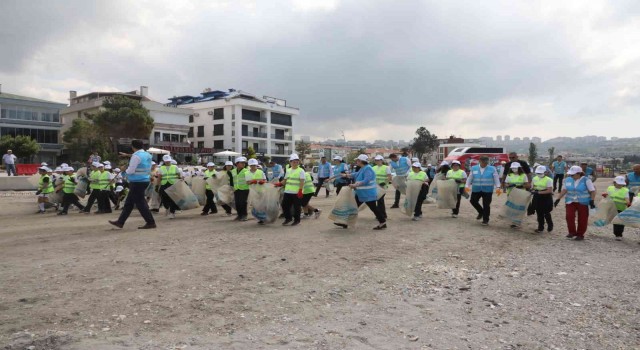 Büyükçekmecede yarım saat içinde kilolarca çöp topladılar