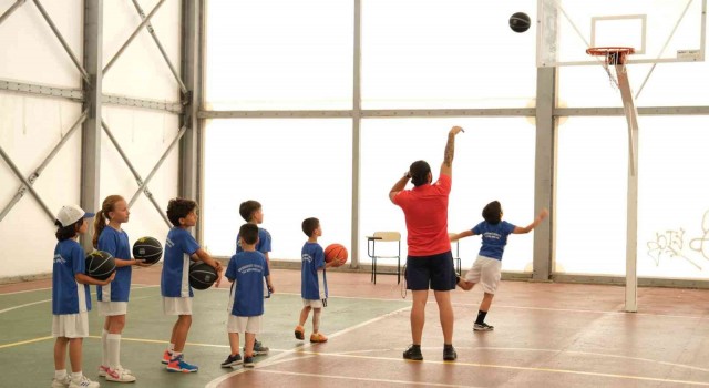 Büyükçekmecede yaz spor okullarında eğitimler hızla devam ediyor