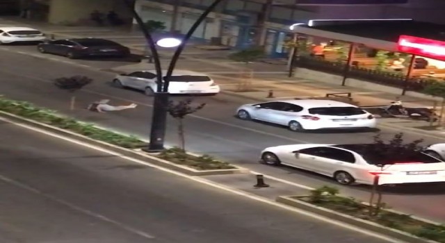 Cadde ortasına yatarak araçların geçişine izin vermeyen alkollü şahsın rahat tavırları pes dedirtti