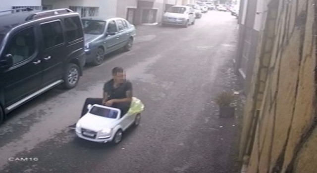Çaldığı akülü aracı taşıyamayınca sürüp uzaklaştı