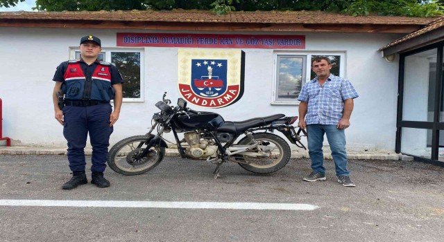 Çalıntı motosiklet jandarma ekiplerince bulunarak sahibine teslim edildi