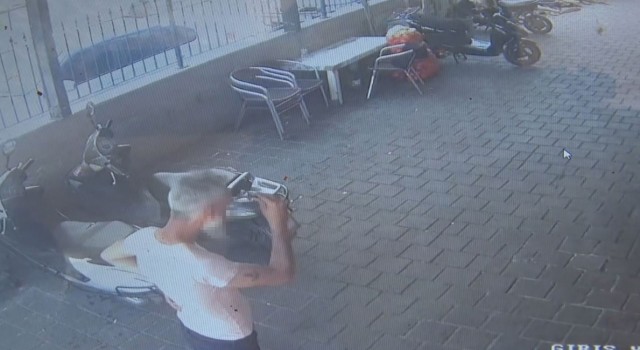 Çalışanların gözü önünde motosikleti çaldı, sakinliğiyle pes dedirtti