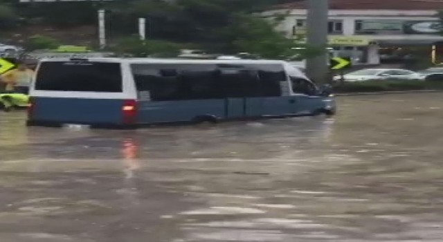 Çankayada sağanak yağış sonrası hayat durma noktasına geldi