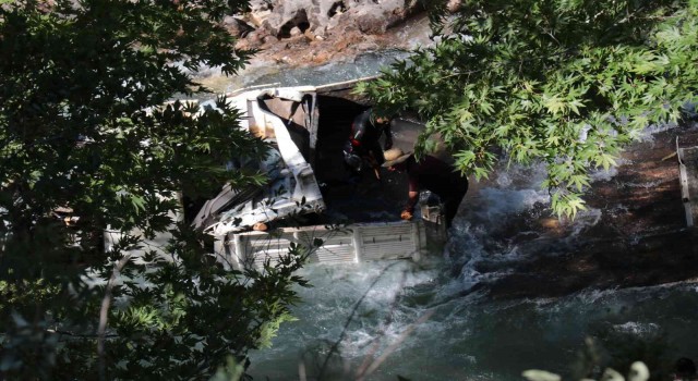 Çaya devrilen kamyondaki işçi için arama kurtarma ekipleri seferber oldu