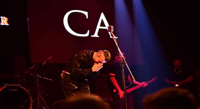 Cem Adrian Bursa dinleyicisini performansıyla büyüledi