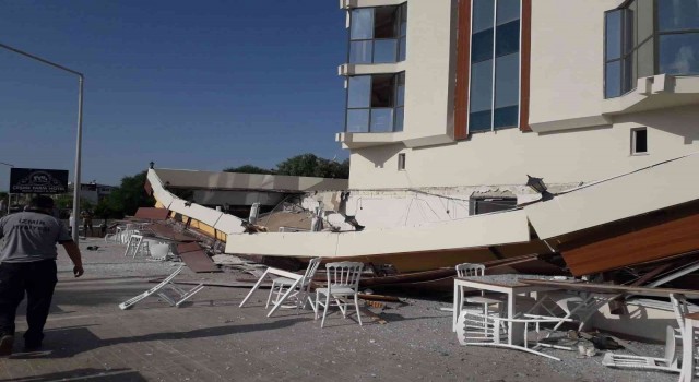 Çeşmede otelin terası çöktü