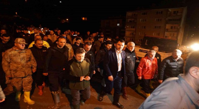 Çevre, Şehircilik ve İklim Değişikliği Bakanı Murat Kurum, selden etkilenen Bozkurtta