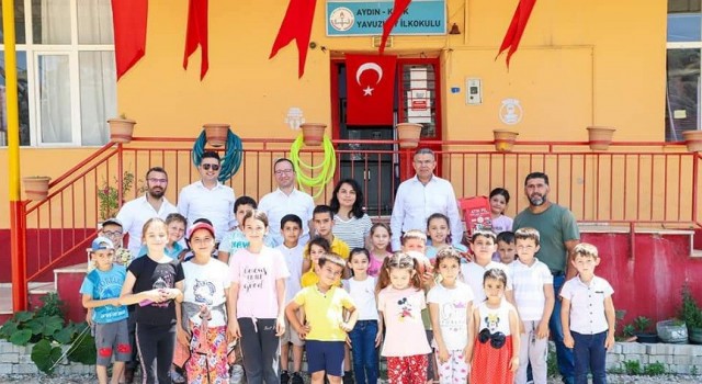 Çevreci öğrenciler ödüllerini Başkan Gülerin elinden aldı