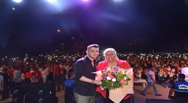 Ceyhanda öğrenciler YKS öncesi konserle stres attı
