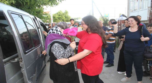 Cezaevinden tahliye edilen Fatma Koç evinin önünde alkışlarla ve çiçekle karşılandı