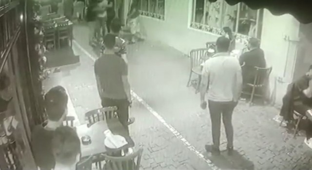 CHPli Sezgin Tanrıkulunun oğlu ve yeğeninin yaralandığı bıçaklı kavga kamerada