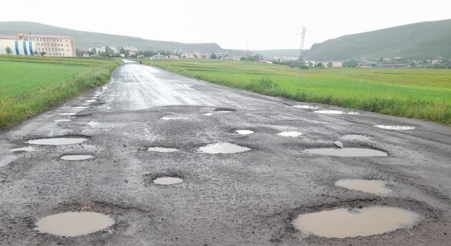 Çıldırda yollar köstebek yuvasına döndü