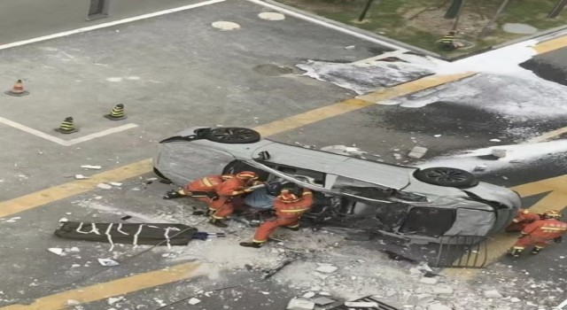 Çinde elektrikli otomobil 3. kattan düştü: 2 ölü