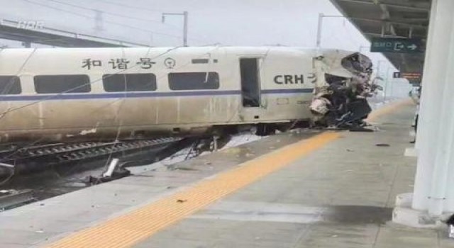 Çinde yolcu treni raydan çıktı: 1 ölü, 8 yaralı