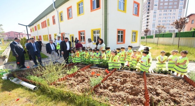 Çocuklar, atalık tohumdan elde edilen fideleri toprakla buluşturdu