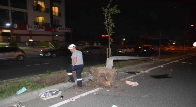 Çorluda hayrete düşüren kaza: Çarptığı direği yerinden çıkardı, aracını üzerinden kurtarıp kaçtı