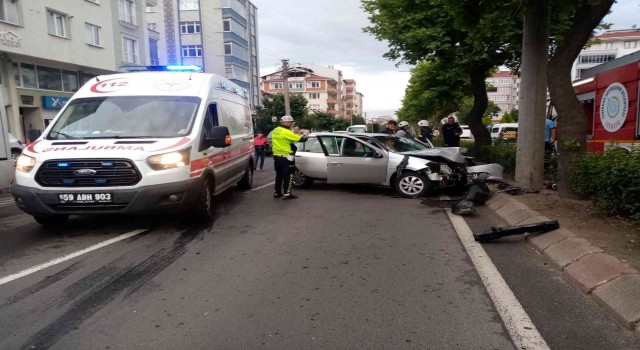 Çorluda otomobil beton direğe çarptı: 1 ölü