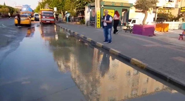 Çorluda patlayan su borusu yolları göle çevirdi
