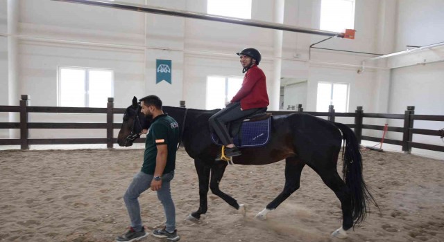 Çorumda engelli öğrencilere atlı rehabilitasyon veriliyor