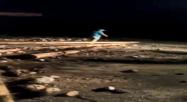 Çorumda sağanak yağış köy yolunu ulaşıma kapattı