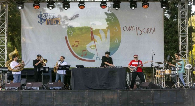 Cuma İş Çıkışı konserinde İzmirde Hey! Douglas sahne aldı