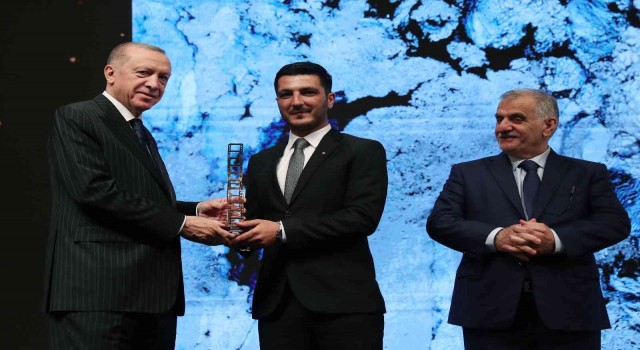 Cumhurbaşkanı Erdoğandan İHA foto muhabiri İsmail Coşkuna birincilik ödülü