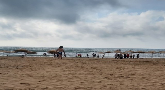 Dalgalı denize giren 7 üniversite öğrencisinden biri hayatını kaybetti