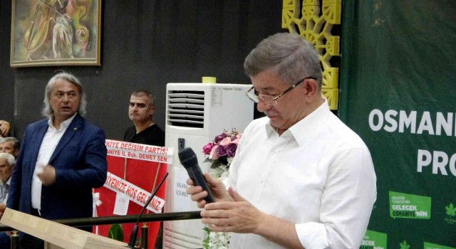 Davutoğlunun bozuk mikrofonla imtihanı