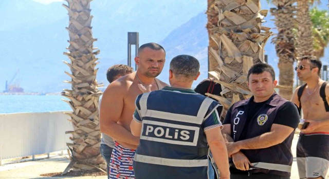 Denizde akıntıya kapılıp sahildeki çantasından uzaklaşan adam, hırsızın hedefi oldu