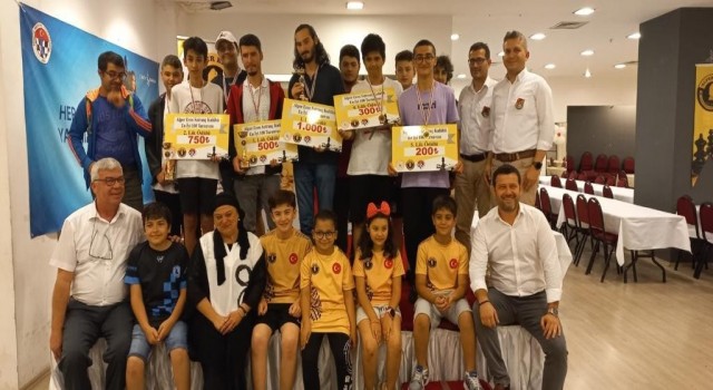 Denizlide satranç turnuvasında dereceye girenler ödüllerini aldı