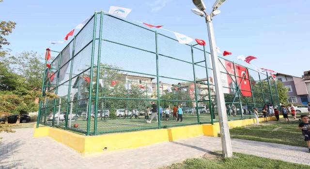 Derincede çocuklar için spor sahası yapıldı